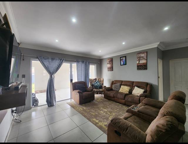 3 BEDROOM TOWNHOUSE FOR SALE IN ARCON PARK